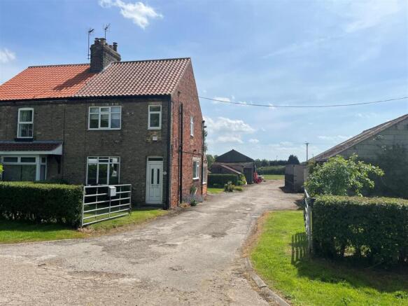 3 bed property, in Newfield Lane, £350,000