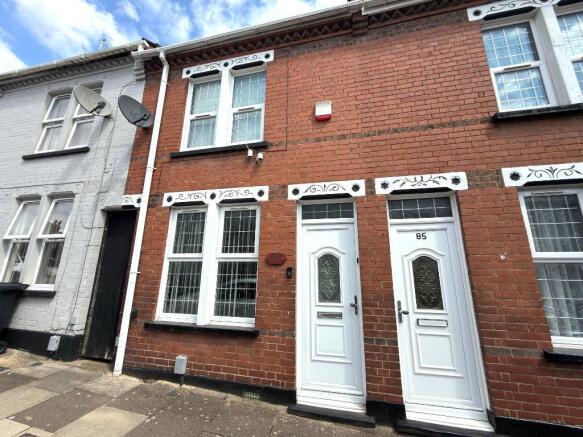 3 bed property, in Warwick Road, £270,000
