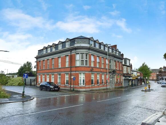 2 bed property, in Stand Lane, £99,995