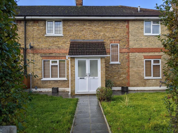 4 bed property, in Fencepiece Road, £775,000
