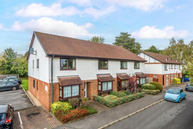 1 bed property, in Godaming, £195,000
