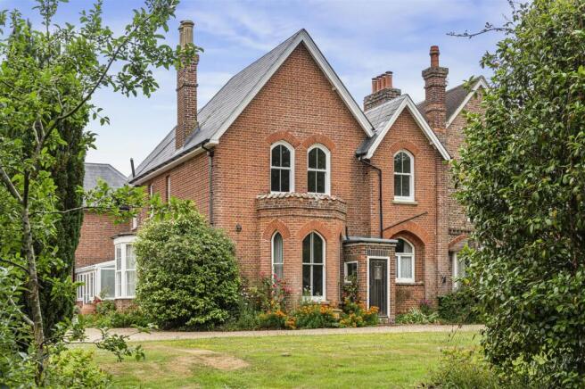 3 bed property, in Ninfield Road, £350,000