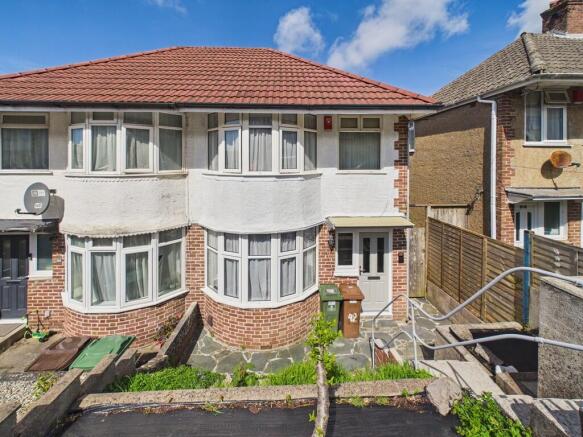 3 bed property, in Cardinal Avenue, £220,000