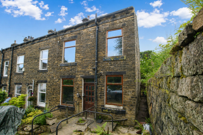 4 bed property, in Peel Cottage Street, £125,000