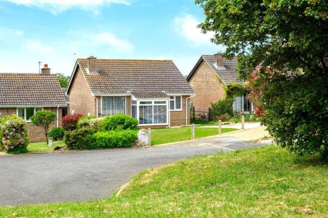 2 bed property, in Merrie Gardens, £265,000