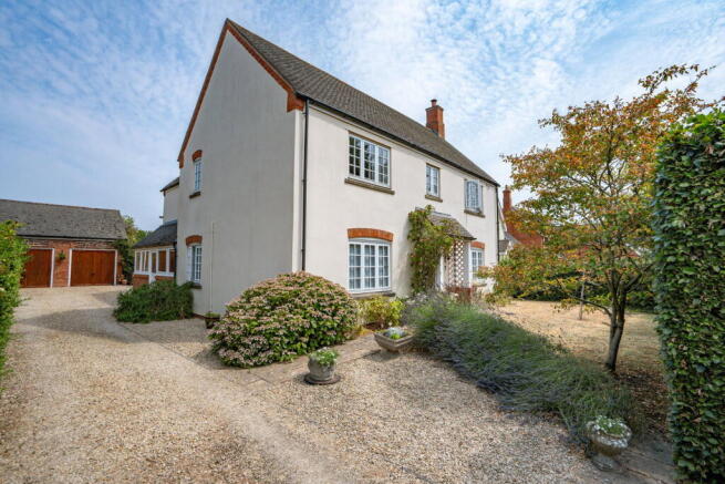 4 bed property, in Gilberts End, £789,500