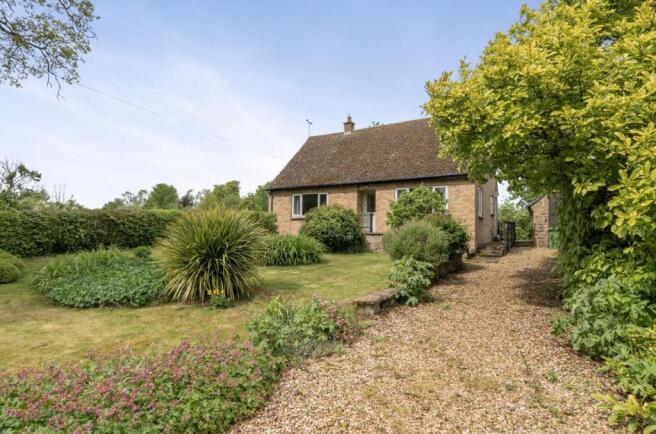 3 bed property, in Hollow Way, £425,000