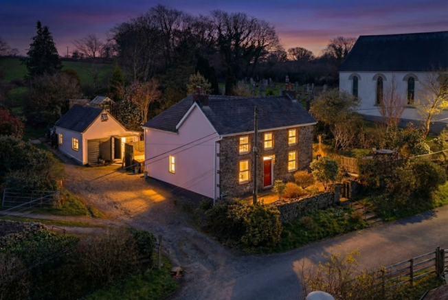 4 bed property, in Martletwy, £375,000