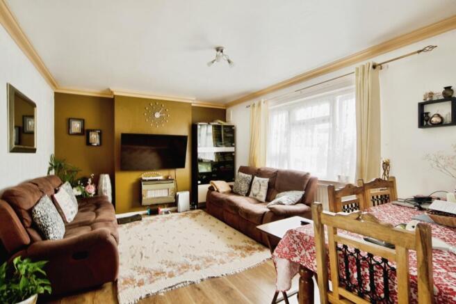 3 bed property, in Hameway, £350,000