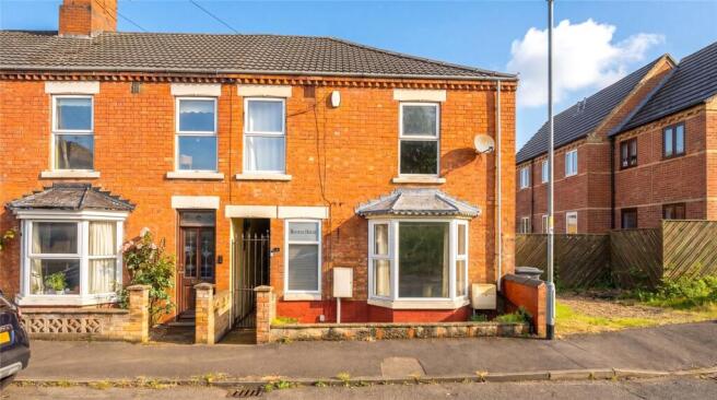 4 bed property, in Queen Street, £200,000