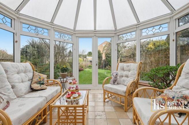 6 bed property, in Cornsland, £850,000