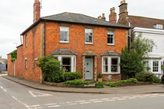 5 bed property, in High Street, £750,000
