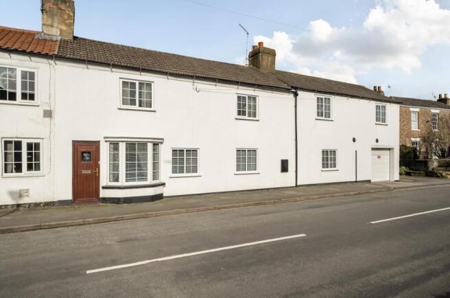 4 bed property, in Main Street, £450,000