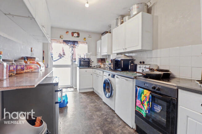 2 bed property, in Quainton Street, £450,000