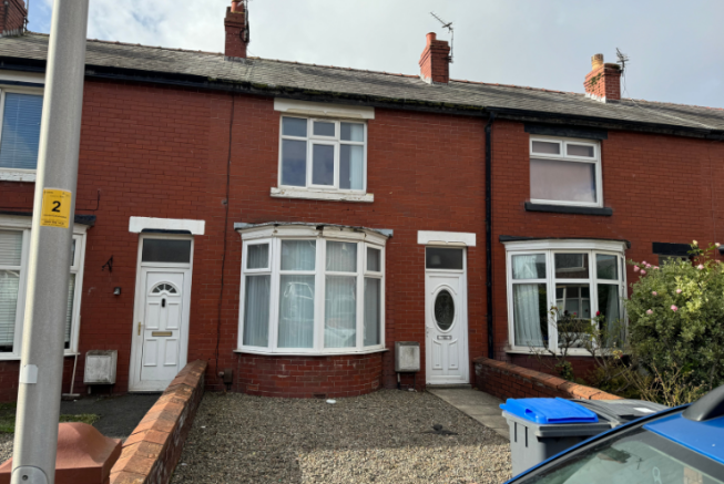 2 bed property, in Houghton Avenue, £60,000