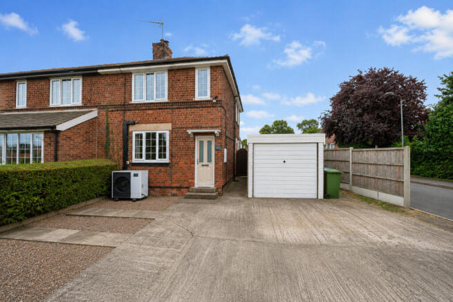2 bed property, in Lincoln Road, £220,000