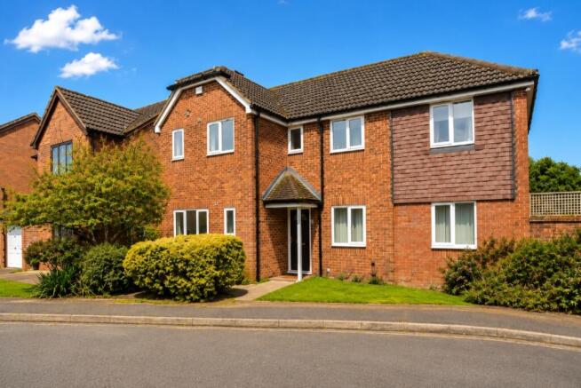 5 bed property, in Budgen Drive, £625,000