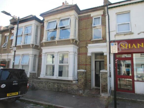 2 bed property, in Queens Road, £149,950