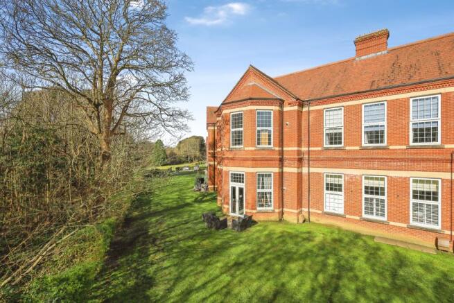 2 bed property, in Luscombe Avenue, £200,000