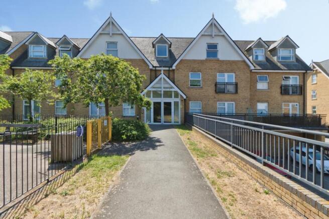 2 bed property, in Tanners Close, £270,000