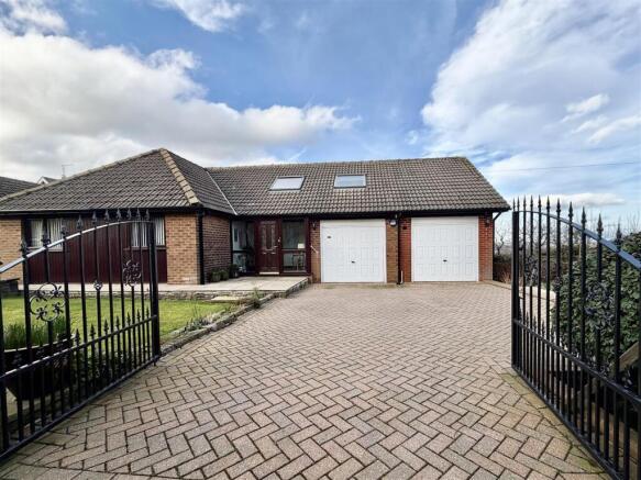 4 bed property, in Blackmoorfoot, £475,000