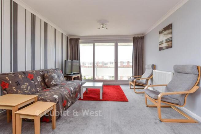 2 bed property, in Overstrand Avenue, £250,000