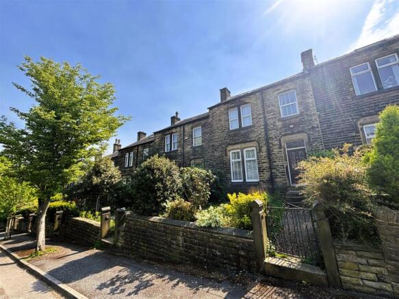 5 bed property, in Storths Road, £295,000