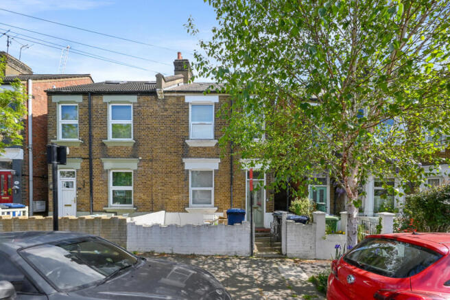 4 bed property, in Wells House Road, £675,000
