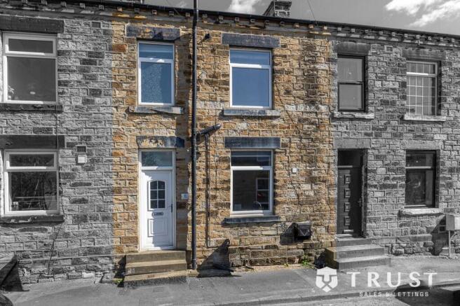 2 bed property, in Commercial Street, £65,000