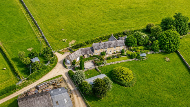 5 bed property, in Wallstones Farm, £899,950