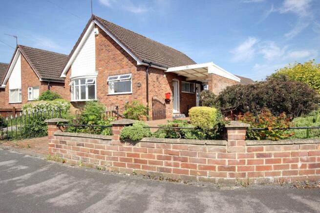 2 bed property, in Cave Crescent, £250,000