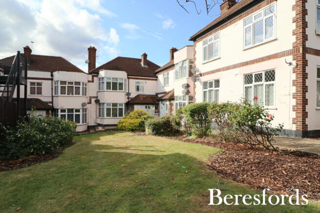 2 bed property, in Highview Gardens, £325,000