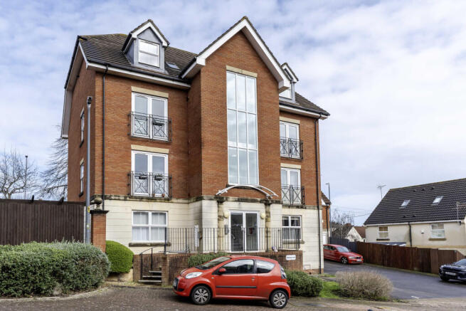 1 bed property, in Kingswood, £180,000