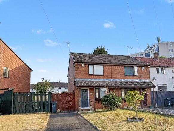 2 bed property, in 23A Rubery Farm Grove Rubery, £29,000