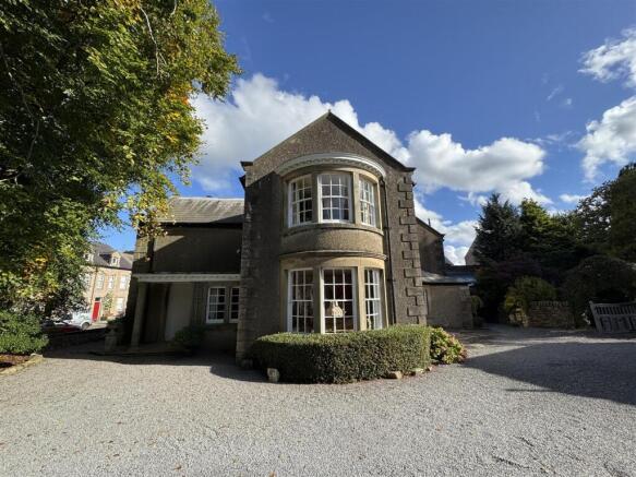 8 bed property, in High Street, £699,000
