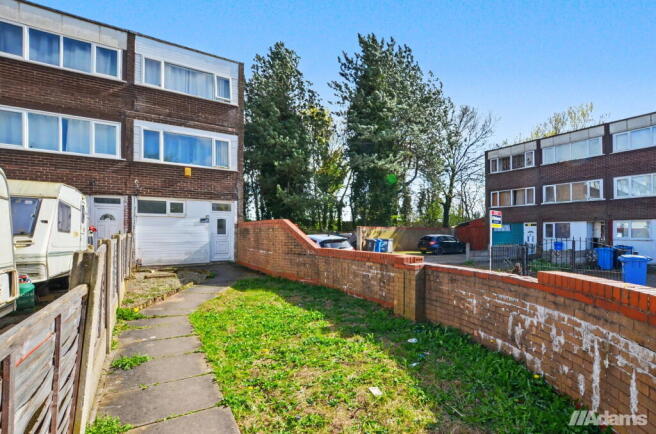 4 bed property, in Handforth Lane, £150,000