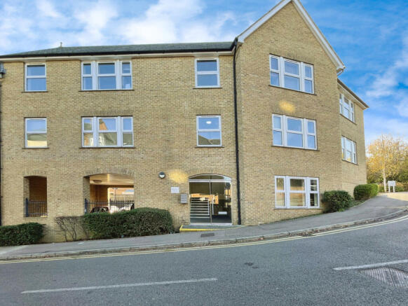 2 bed property, in Manila House, £270,000