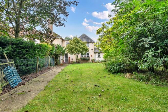 5 bed property, in Aspenden, £850,000