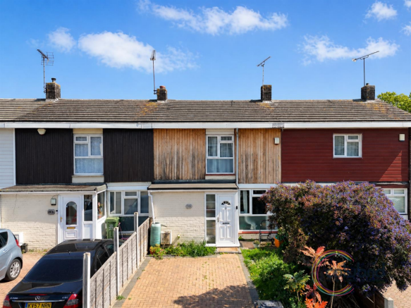 2 bed property, in Markhams Chase, £290,000