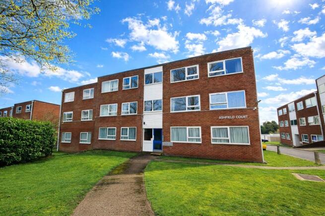 2 bed property, in Middleton Hall Road, £120,000