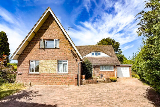 4 bed property, in Upper Ratton Drive, £550,000