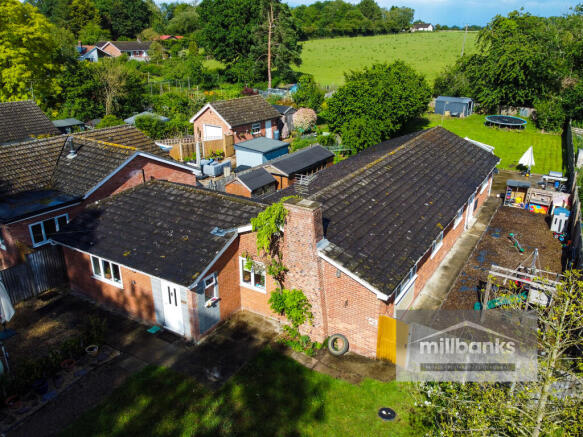 5 bed property, in The Spinney, £500,000