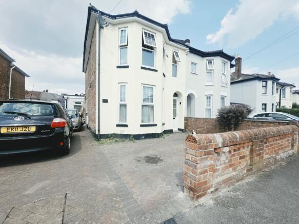 3 bed property, in Stewart Road, £325,000