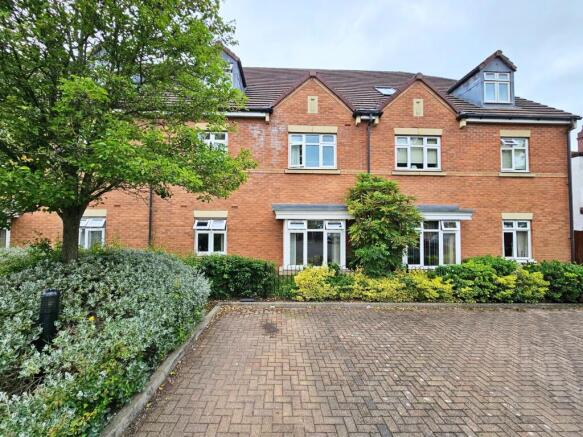 2 bed property, in Newton Road, £170,000
