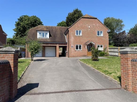 4 bed property, in Over Street, £600,000