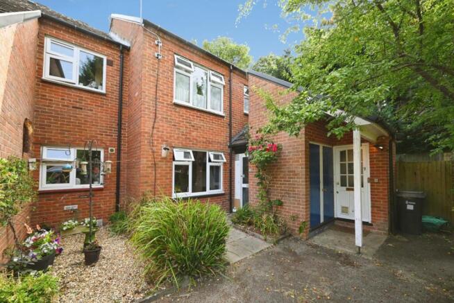 2 bed property, in Barker Court, £265,000