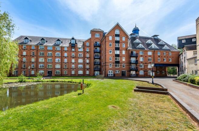 1 bed property, in Waterside Place, £175,000