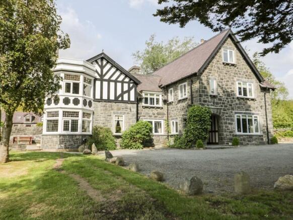 9 bed property, in Gwern Borter Manor, £1,150,000
