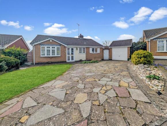 2 bed property, in Primrose Close, £380,000