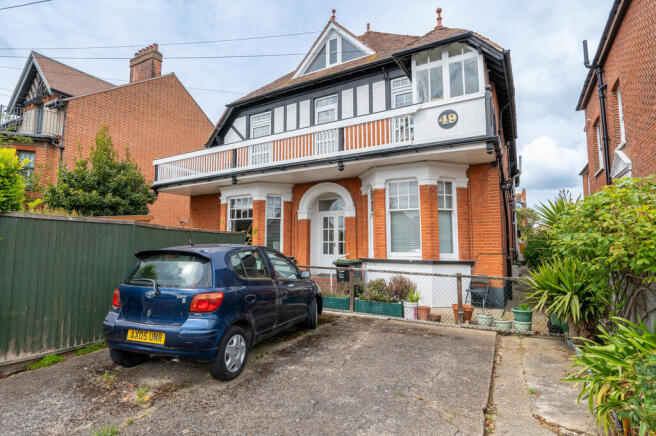 2 bed property, in Bath Road, £230,000